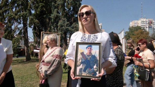 У Луцьку під час акції на честь полеглих воїнів розгорнули 40-метровий прапор. ВІДЕО