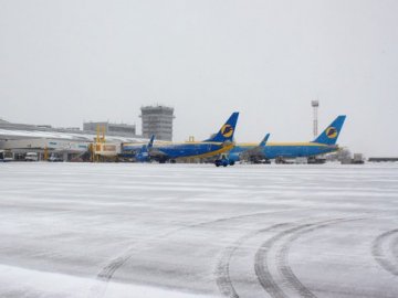 В аеропортах Києва стався колапс через ожеледицю: літаки не змогли приземлитися
