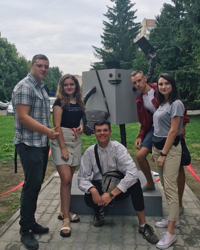У Луцьку відкрили скульптуру студента. ФОТО