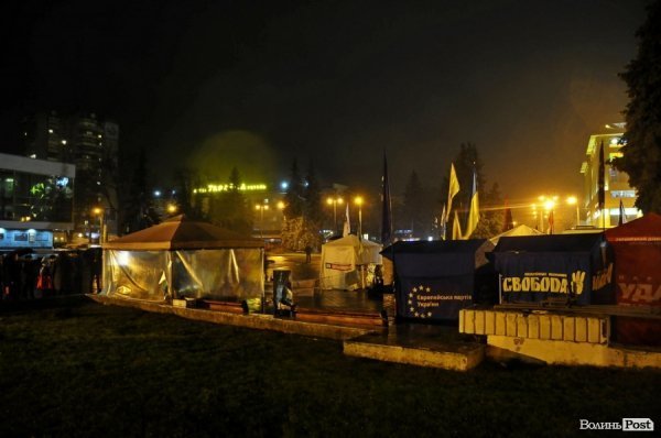 Вечірній Євромайдан у Луцьку. ФОТО