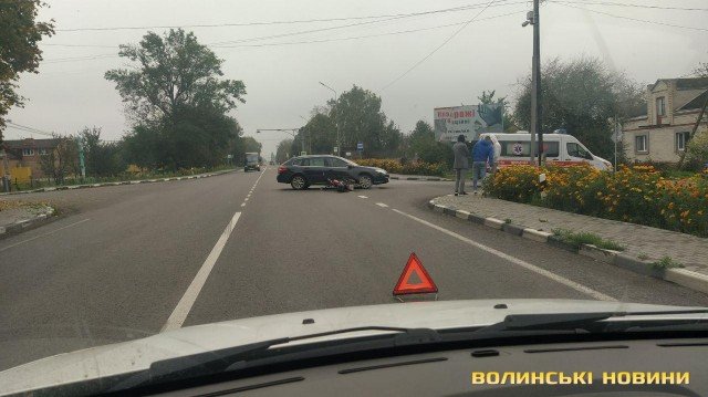 У селі під Луцьком мотоцикліст в’їхав у автомобіль. ФОТО