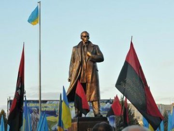 Дам на пам’ятник Бандері в рази більше грошей, ніж націоналісти, – губернатор Волині