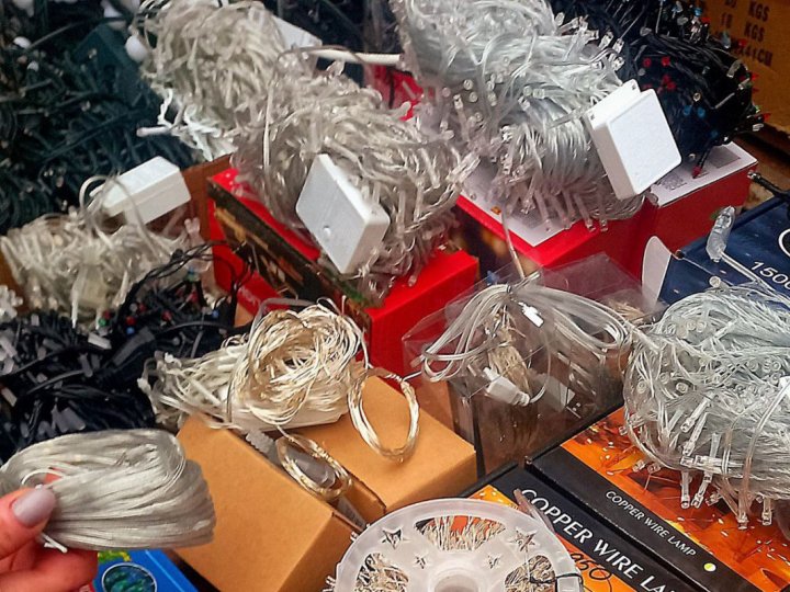 Скільки коштують новорічні гірлянди на ринку у Луцьку: огляд цін