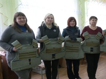 Зранку уроки, по обіді – бронежилети: на Рівненщині вчителі шиють плитоноски на фронт