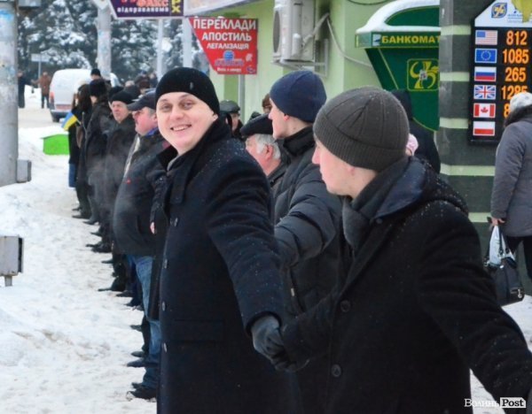 У Луцьку побудували «живий ланцюг». ФОТО