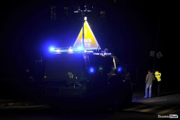 Аварія у Луцьку: машина розтрощила стовп, вулиця – без світла. ФОТО. ВІДЕО