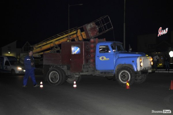 Аварія у Луцьку: машина розтрощила стовп, вулиця – без світла. ФОТО. ВІДЕО