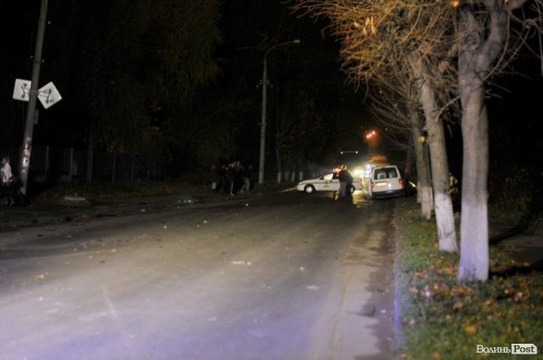 Аварія у Луцьку: машина розтрощила стовп, вулиця – без світла. ФОТО. ВІДЕО
