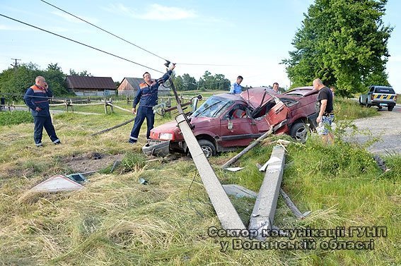 ДТП на Волині: п'яний водій врізався в електроопору. ФОТО