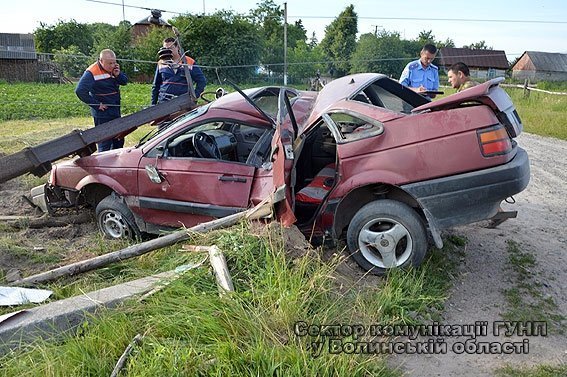 ДТП на Волині: п'яний водій врізався в електроопору. ФОТО