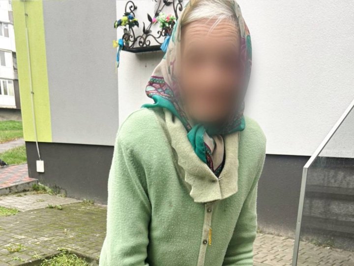У Луцьку заблукала літня жінка: патрульні допомогли їй повернутись додому