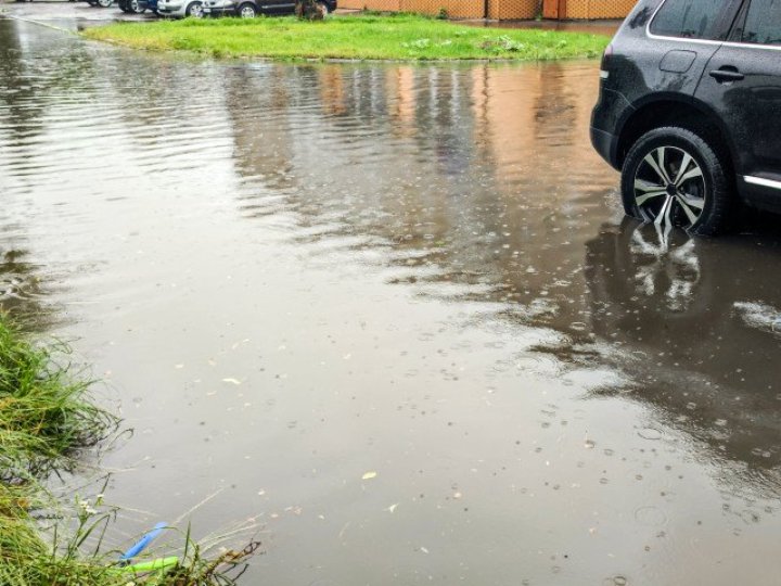 У Луцьку злива підтопила вулиці: працюють 4 аварійні бригади