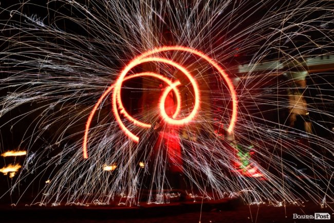 Вогонь у лініях і візерунках із «Ночі у Луцькому замку». ФОТО