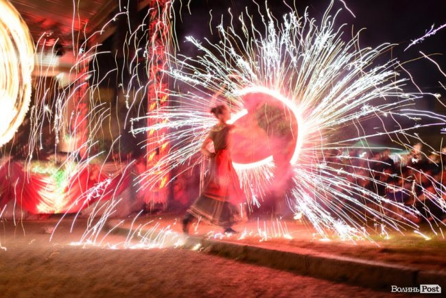 Вогонь у лініях і візерунках із «Ночі у Луцькому замку». ФОТО