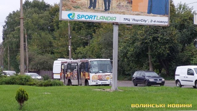 Автомобіль Нацгвардії у Луцьку влетів у маршрутку. ФОТО
