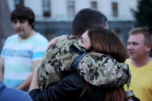 Лучани провели добровольців на війну. ФОТО