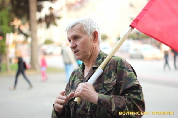 Лучани провели добровольців на війну. ФОТО