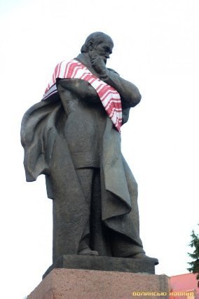 Лучани провели добровольців на війну. ФОТО