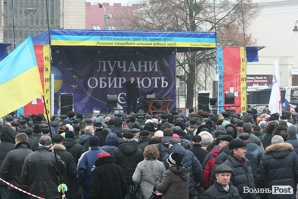 Віче на луцькому Євромайдані. ФОТО