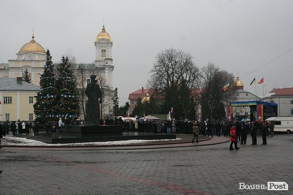 Віче на луцькому Євромайдані. ФОТО