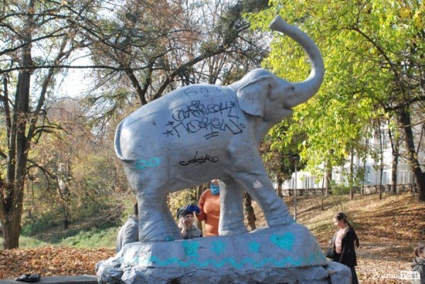 Луцького слоника перефарбували. ФОТО