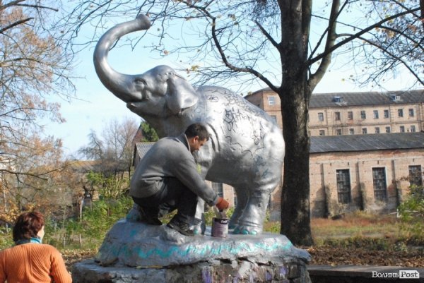 Луцького слоника перефарбували. ФОТО