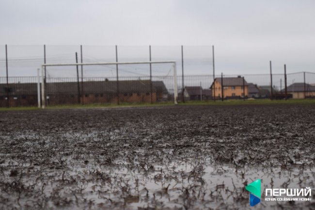 «Гравці борсалися у багнюці, місили болото»: футбол по-волинськи