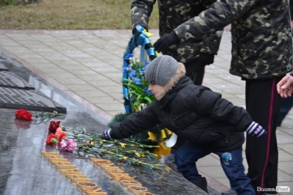 У Луцьку вшанували воїнів-інтернаціоналістів та сучасних героїв, які захищають країну на Сході. ФОТО