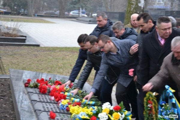 У Луцьку вшанували воїнів-інтернаціоналістів та сучасних героїв, які захищають країну на Сході. ФОТО