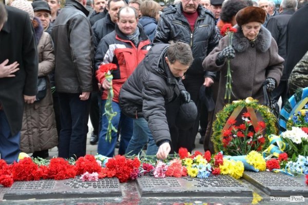 У Луцьку вшанували воїнів-інтернаціоналістів та сучасних героїв, які захищають країну на Сході. ФОТО