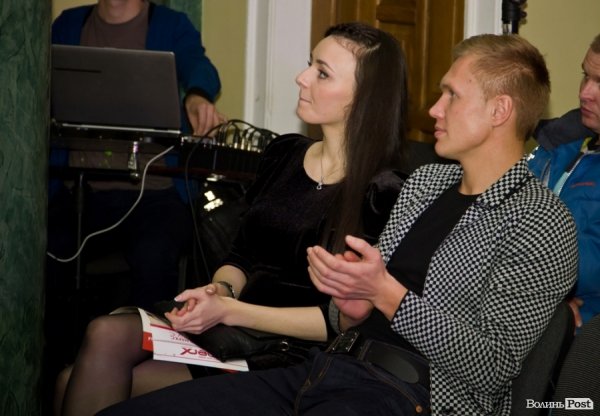 Півзахисник «Волині» Вадим Панас уважно спостерігає як дефілюють його колеги по команді