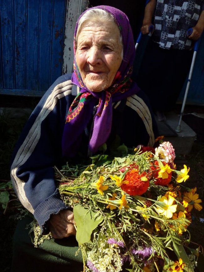 Довгожительку з Волині зворушливо привітали школярі. ФОТО