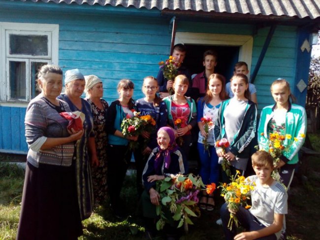Довгожительку з Волині зворушливо привітали школярі. ФОТО