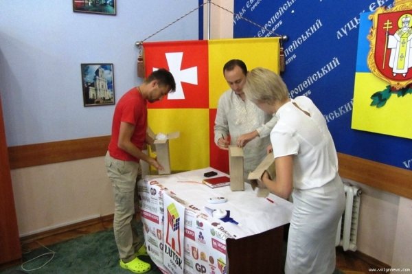 У Луцьку кубик Рубіка збиратимуть ногами. ФОТО