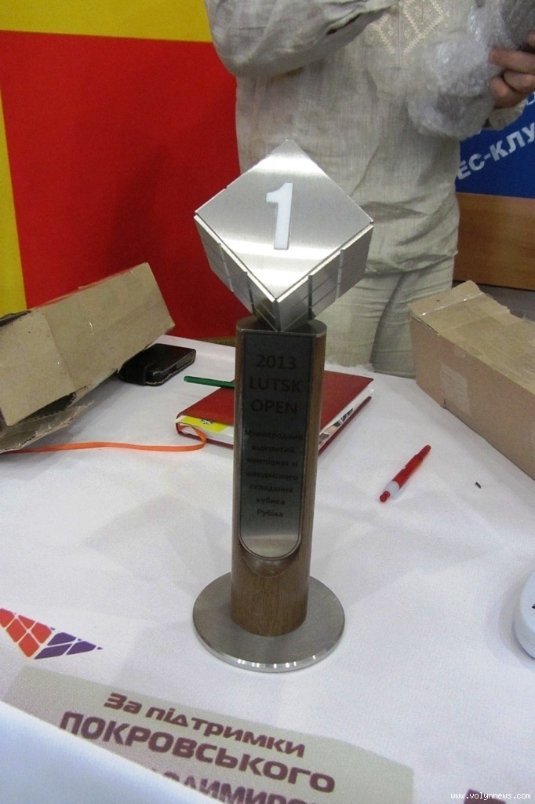 У Луцьку кубик Рубіка збиратимуть ногами. ФОТО