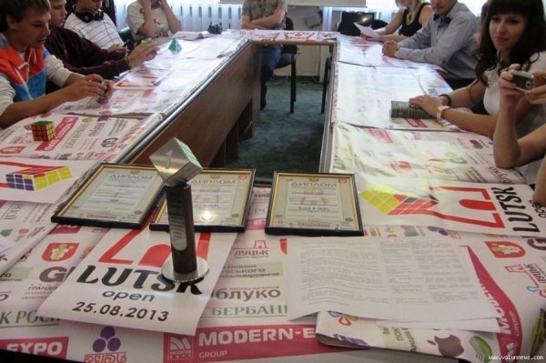 У Луцьку кубик Рубіка збиратимуть ногами. ФОТО