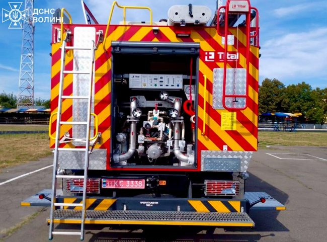 Волинські рятувальники отримали два нові спецавтомобілі