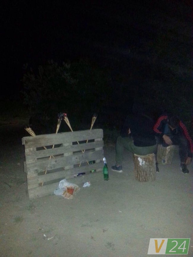 З платним входом, алкоголем та неадекватами: у Луцьку на березі Стиру влаштували дискотеку. ФОТО