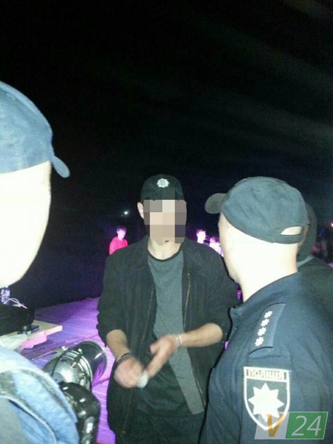 З платним входом, алкоголем та неадекватами: у Луцьку на березі Стиру влаштували дискотеку. ФОТО