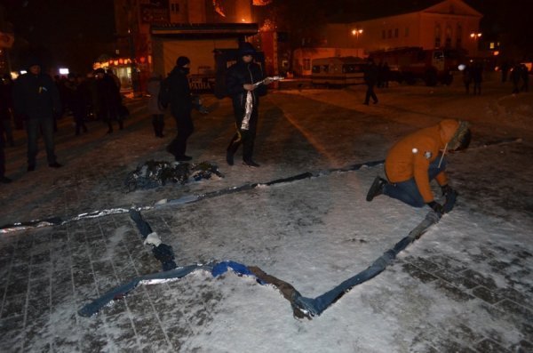 У центрі Луцька на честь Героїв Крут палав тризуб. ФОТО. ВІДЕО