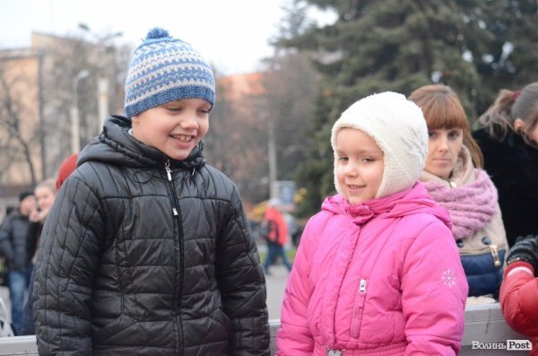 У Луцьку запалили новорічну ялинку. ФОТО