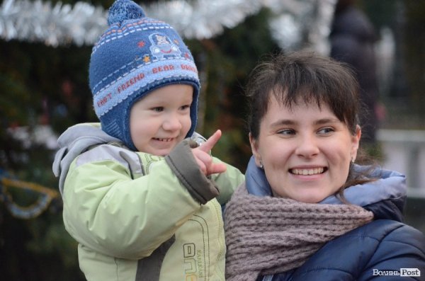 У Луцьку запалили новорічну ялинку. ФОТО