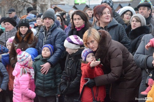 У Луцьку запалили новорічну ялинку. ФОТО
