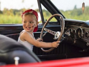 На Тернопільщині автомобіль, в якому грався хлопчик, переїхав його