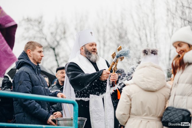 Водохреще у Луцьку: освячення води в річці Стир та занурення лучан. ФОТОРЕПОРТАЖ