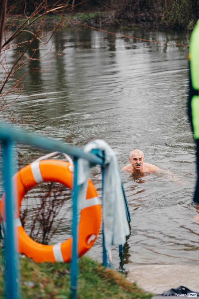 Водохреще у Луцьку: освячення води в річці Стир та занурення лучан. ФОТОРЕПОРТАЖ