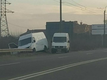 Під Луцьком – аварія: водій заснув за кермом та протаранив бусом відбійник. ФОТО