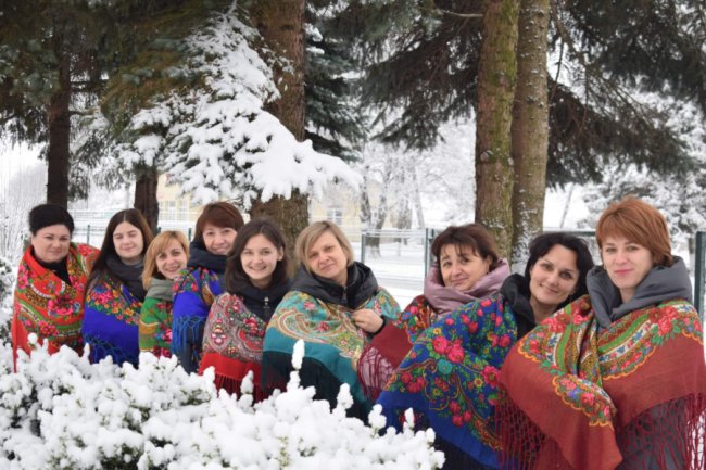 Волинянки приєдналися до флешмобу «Зроби фото з хусткою». ФОТО, ВІДЕО