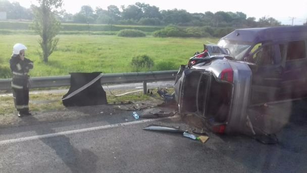 Страшна аварія на Львівщині: легковик вилетів на зустрічну та протаранив бус