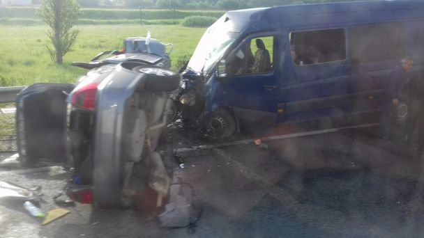 Страшна аварія на Львівщині: легковик вилетів на зустрічну та протаранив бус